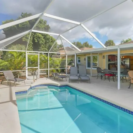 Heated Pool Home - Perfect Location - Walk To Beach, Restaurants And More!